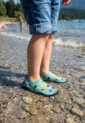 Hallenbad und heißer Sand: Der große Badeschuh-Guide für Kinder - Badeschuhe für Kinder: Slipstop, Igor &amp; Neopren im Test | Daantje Wien